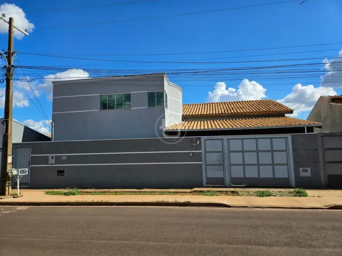 SOBRADO COM 4 DORMITORIOS NO OLIVEIRA I
