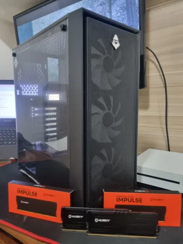 Kit Gamer: Gabinete Mancer Relic + 16GB RAM DDR4 (2x8GB) Husky 3200MHz