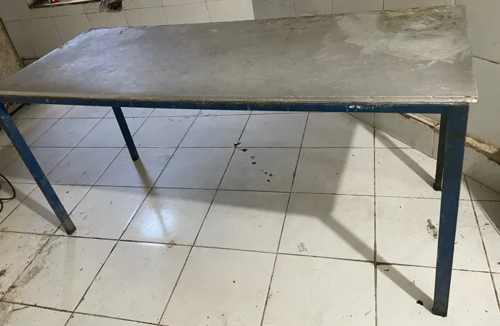 Vende-se 2 mesas pra produção em inox