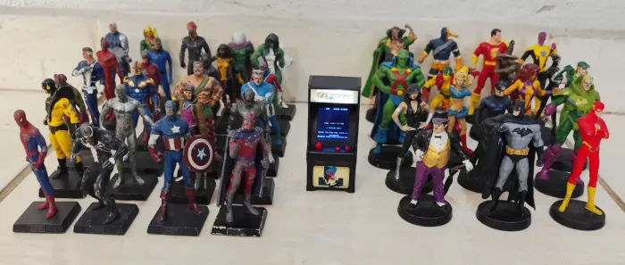 Lote 43 Bonecos Miniaturas de Chumbo Marvel/DC + Mini Arcade Pac-Man (Venda ou Troca)