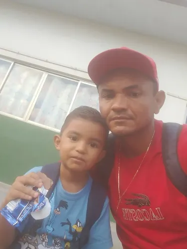 Vendo som com altofalante de 600 com 2 tuítes e 1 coneta bem conservado 700 reais avista