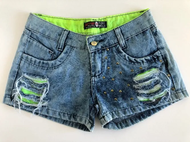 Short jeans com verde neon
