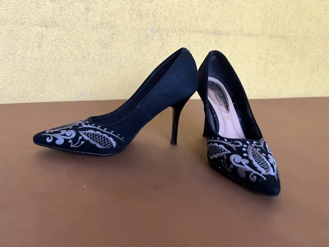 Sapato de salto com bordado 
