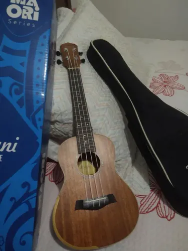 Vendo um Ukulele Kalani Concert .