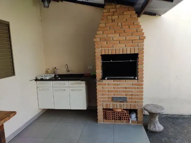Área de lazer urbana com piscina, cozinha completa, churrasqueira, banheiro, quarto. 