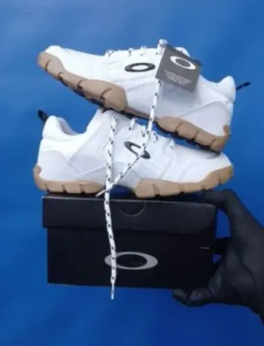 Botinhas Oakley lançamento preto é branco