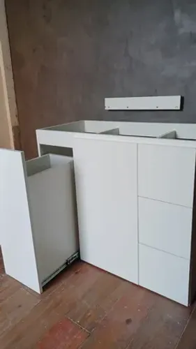 Vendo Armario de Banheiro Novo em MDF com Cesto de Roupa Suja 