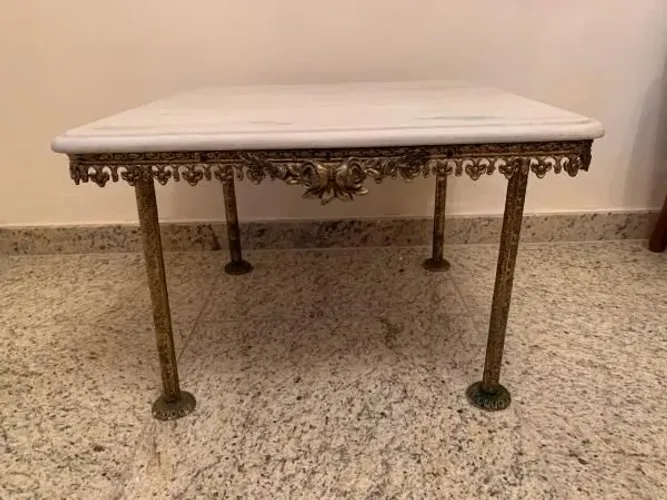 ANTIGA MESA DE CENTRO EM BRONZE dos ANOS 60, com TAMPO EM MÁRMORE ESTILO LOUÍS XVI