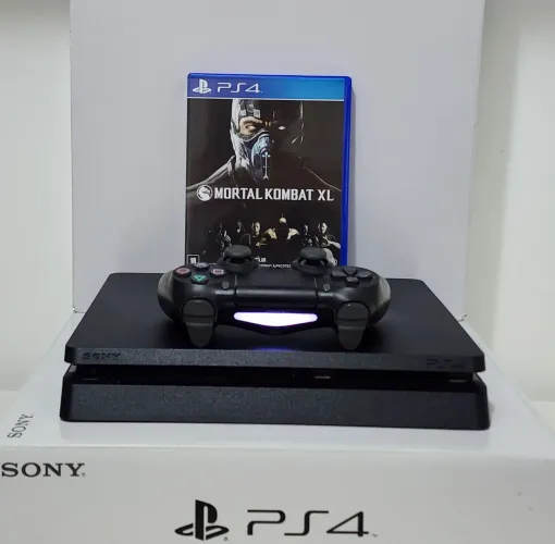PS4 Slim 1TB c/ Garantia e Jogo (Brinde). Temos Loja Física!