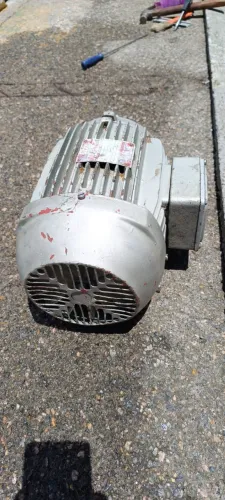 Motor Elétrico de Indução 5 CV Trifásico 220/380 Volts Blindado Weg Com Polia Ferro Usado