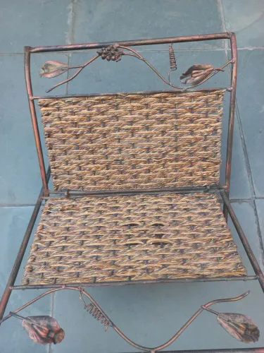 Revisteiro de ferro e palha antiguidade 