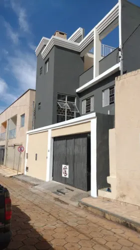 VENDO CASA 3 ANDARES PARACATU MG - CENTRO