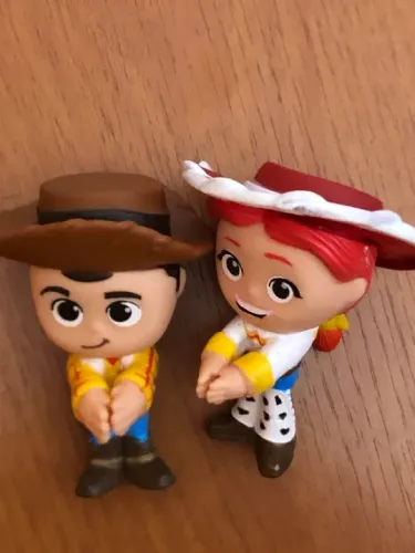 Woody e Jessie Toy Story - Mini Figuras agarradinhos