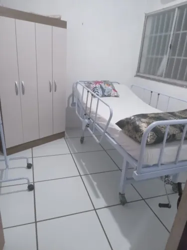 Cama hospitalar + suporte de soro 