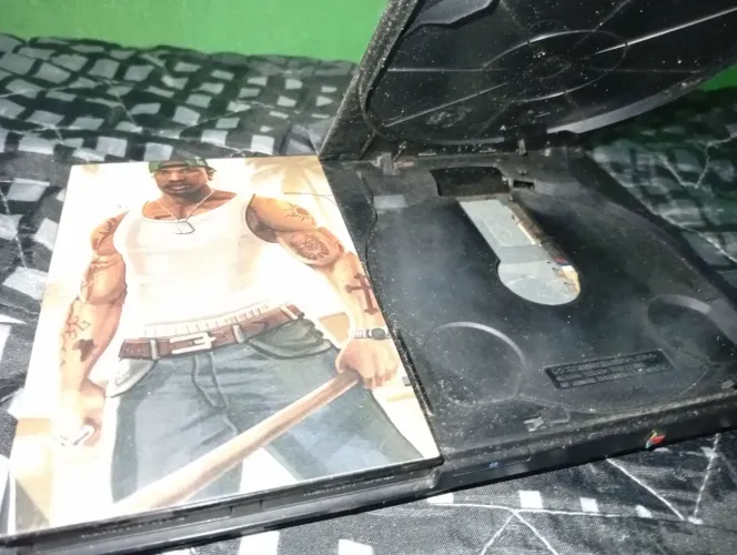 Playstation 2 com jogo GTA: San Andreas e mais 7 jogos