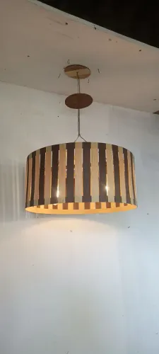 Luminária em madeira imbuia com marfim tamanho 045 cm d por 020 cm altura