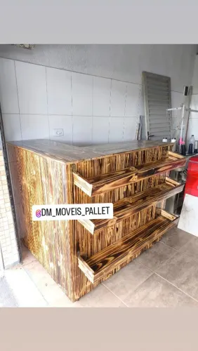 Balcão caixa com Expositorea em Madeira Pallet