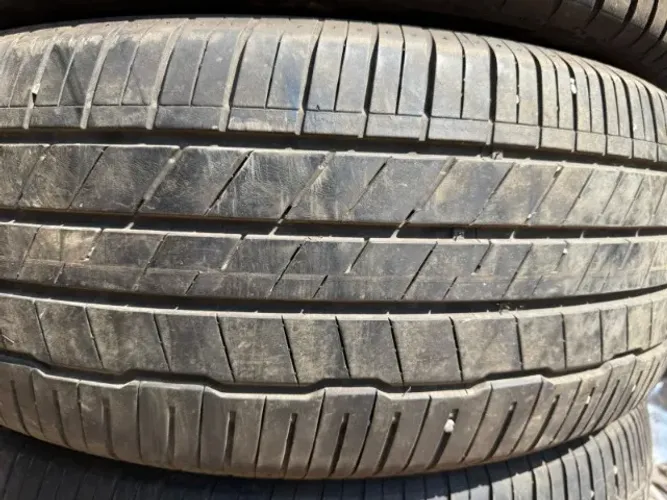 Pneu 235/55/19 Yokohama de 85 % vida útil