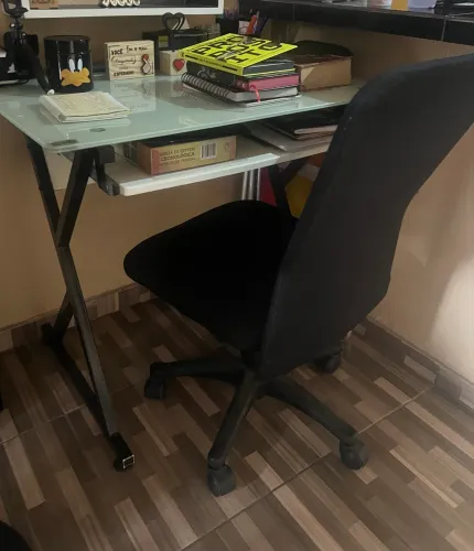 Cadeira e mesa vidro de escritório 