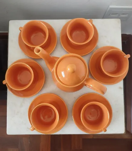 Lindo conjunto de Chá/ Café com Bule em cerâmica.