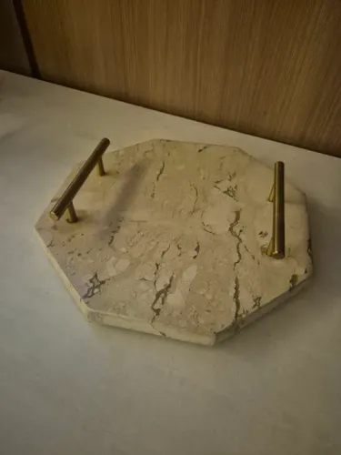 Bandeja de mármore com alças douradas