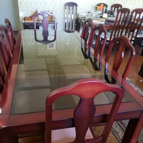 Mesa de jantar excelente estado, 8 cadeiras  estofado novo.