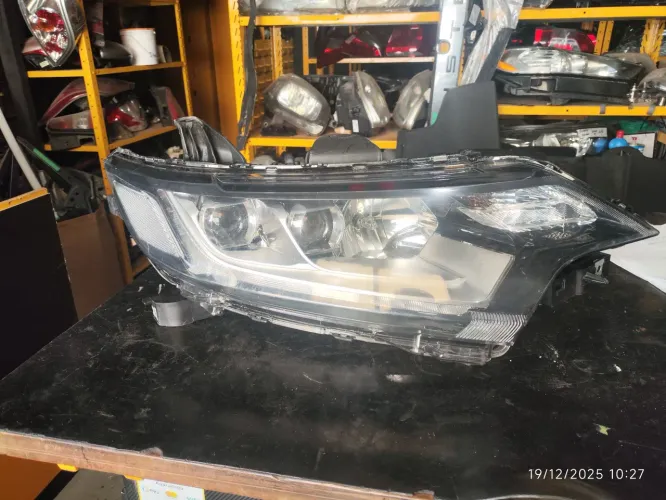 Farol direito Mitsubishi Outlander 2016 2017 2018 2019 2020