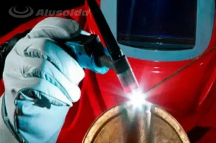 Soldador profissional na área de aço inox.