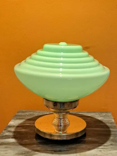 ART DECO Luminária de mesa base madeira com metal dourado com cúpula opalina verde 