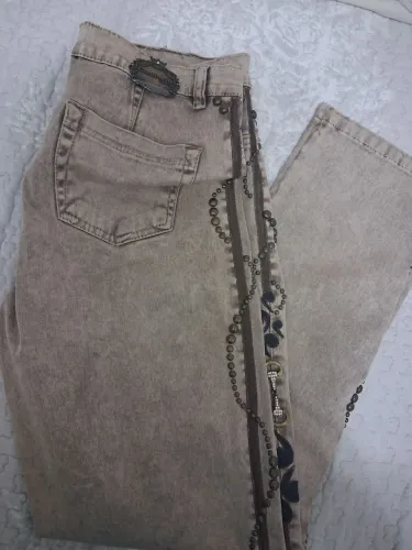 Calça  Confraria Marrom c detalhes em metal