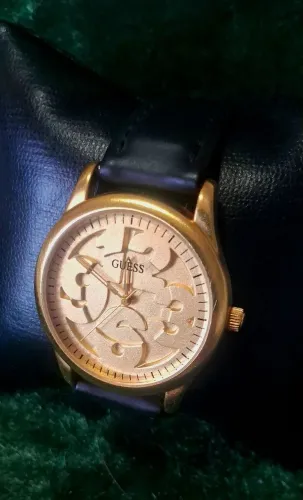 RELÓGIO GUESS EXCLUSIVO, CAIXA BANHADA OURO , PULSEIRAS EM COURO PRETO. LINDO!!!