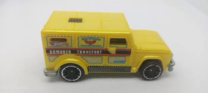 Armored Truck - Hot Wheels 1:64 - Miniatura Carro Forte Transporte - amarelo