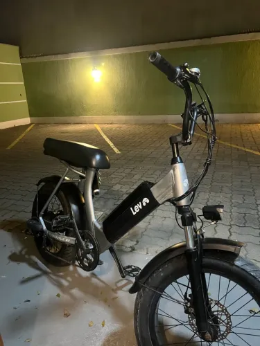 Bicicleta lev para sair logo