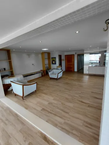 Apartamento 250m² no Ed. Monvert - 4 Suítes, 3 Vagas e Vista para a Baía