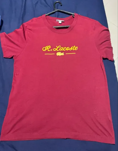 Camiseta Lacoste vinho.