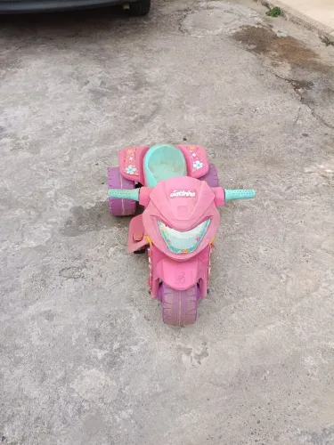 Motoca elétrica infantil .
