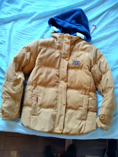 Jaqueta puffer amarela com capuz azul