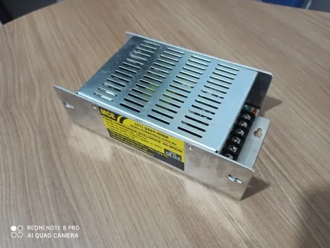 FONTE CARREGADOR INTELIGENTE E NOBREAK MCE 12V 110/220 MODELO CN 12-5 CFTV/ALARME/SOM