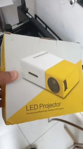 Mini Projetor YG 300 LED HDMI Vídeo TV PC Notebook