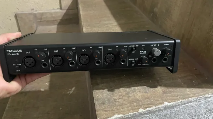 Interface de áudio TASCAM US-4x4 HR