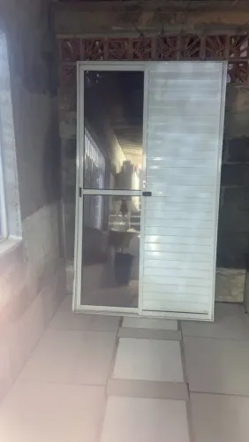 Porta Balcão Alumínio Branco 2,10 x 1,20m - De Correr (Com Vidro)