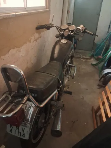 Vendo suzuky intruder em ótimo estado parada na garagem há 4 anos mas pega no estalo