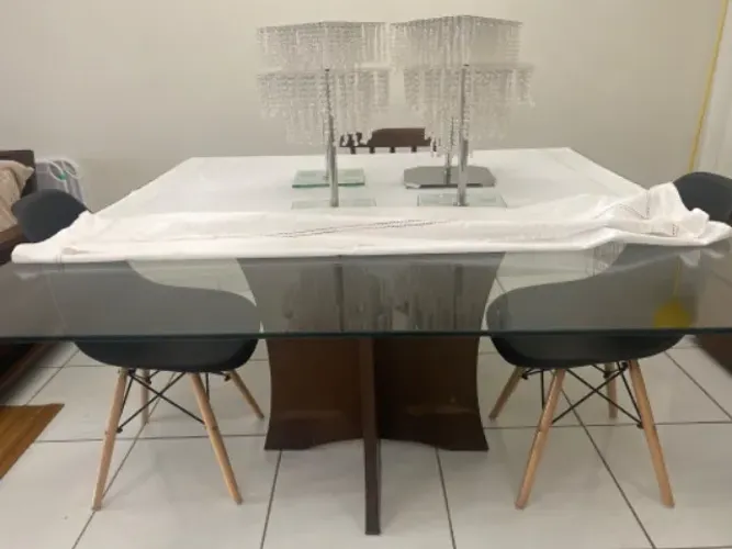 Mesa de jantar de vidro quadrada