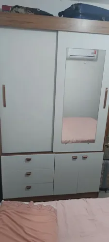 Guarda roupa , porta de correr com espelho