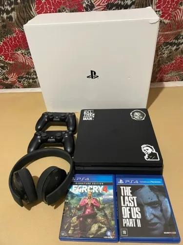 PlayStation 4 PS4 Slim 1TB + 2 Controles + Fone Original + 2 Jogos