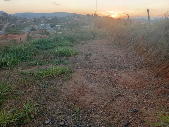Vende - se , lote 8x25 só no ponto de construir a casa! Próximo ao supermercado Macre