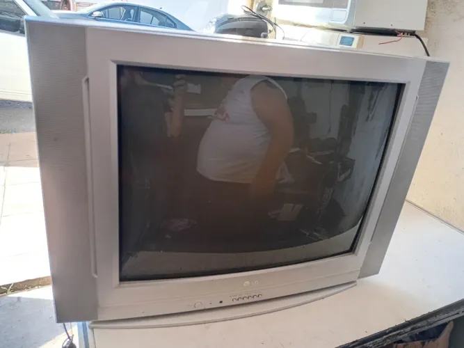 Vendo TV LG 29 polegadas com controle 150 reais 