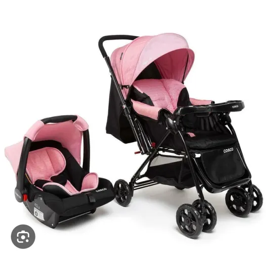 Carinho de bebê com bebê conforto