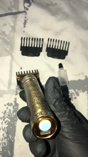 Máquina de cortar cabelo e barba, design dourado dragão ?. Com 3 pentes