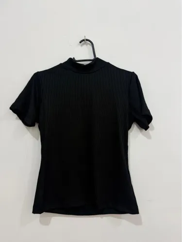 Blusa preta canelada